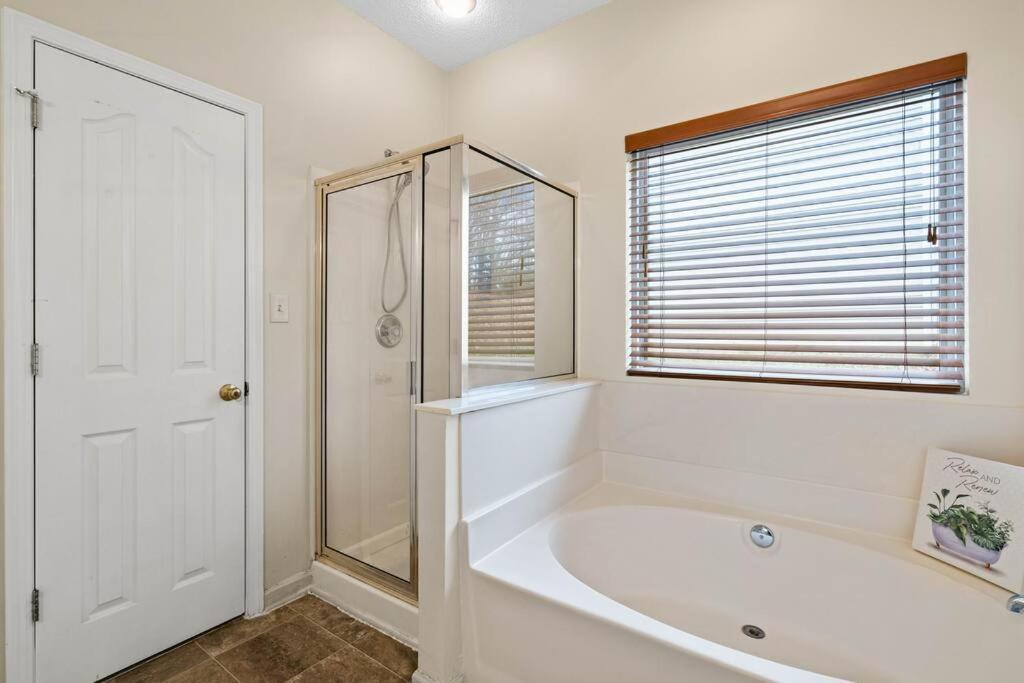 Cozy 4B 2 5B University Home King Beds Jacuzzi Charlotte Exteriér fotografie